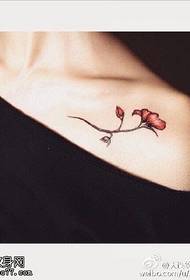 motif de tatouage de fleurs fraîches de la clavicule
