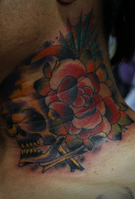 Uzorak tetovaže lubanje i cvijeta na vratu