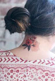 女生颈部漂亮的花卉纹身图案
