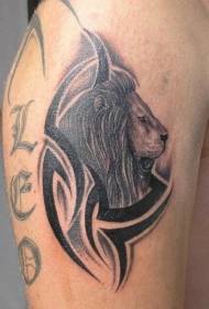 modello di tatuaggio testa di leone tribale marrone spalla
