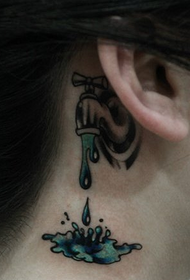 tatuaje de grifo que gotea del oído