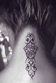 A tetováló show-kép egy női nyak-totem tetoválásmintát ajánlott