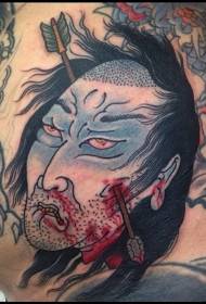 cabeza de hombre sangriento de estilo asiático pintado con patrón de tatuaje de flecha