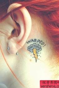 ein Post-Ear-Blitzwolken-Tattoo-Muster