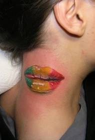 spalvota lūpų dažų tatuiruotė ant mergaitės kaklo