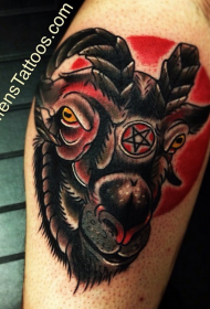 gamba di colore vecchia scuola con motivo tatuaggio di capra satana