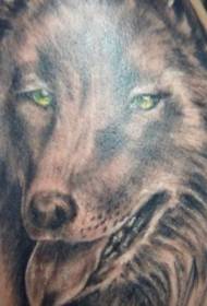 ramię szary realistyczny wzór tatuażu głowa wilka