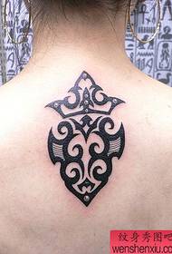 Pola tato bunga punggung perempuan Totem