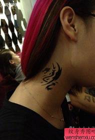 女生脖子处流行很酷的图腾龙纹身图案