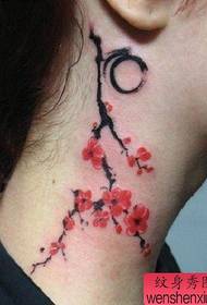 ຮູບແບບ tattoo plum ທີ່ສວຍງາມຢູ່ຄໍຂອງເດັກຍິງ