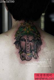 O pescozo do rapaz é popular polos tatuajes de elefante chulos