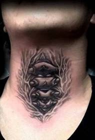 代替の奇妙な男性の首のタトゥー