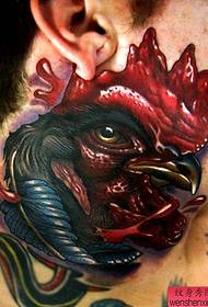 脖子上一幅逼真的公鸡纹身图案