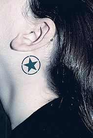 lányok nyakán szép ötágú csillag tetoválás mintát
