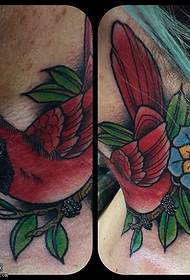 patrón de tatuaje de flor de golondrina de cuello