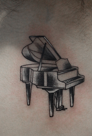 tatuagem de piano de costas pescoço menina