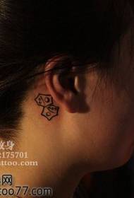 prekrasan uzorak za tetoviranje kockica za vrat Totem