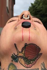 padrão de tatuagem de caracol de pescoço