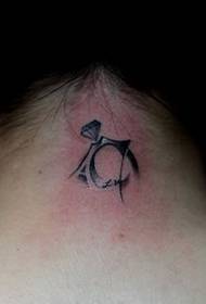 szyja symbol miłości pierścionek z brylantem tatuaż rysunek