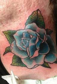 Kakls ar skaistu zilu ziedu tetovējuma modeli