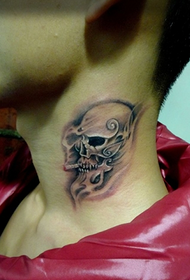 kaklo rūkymo kaukolės tatuiruotė