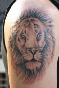 maschile spalla di tatuone di leone marrone maschile spalla