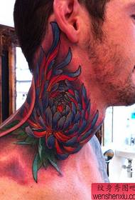férfi nyak szép megjelenésű színes krizantém tetoválás mintával