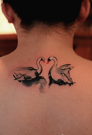 La barra dello spettacolo del tatuaggio ha raccomandato un modello del tatuaggio del cigno sul collo