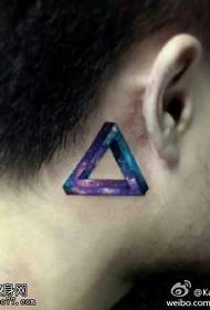 model de tatuaj în formă de triunghi înstelat în culoarea gâtului