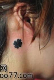 modeli i tatuazhit tërfili me katër gjethe në qafë bukurie