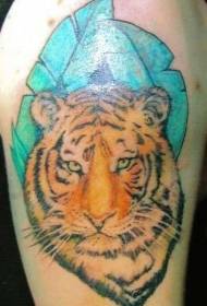 schouderkleur tijgerkop met groen blad tattoo patroon