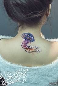 Un ritrattu di tatuaggi di medaglia hà cunsigliatu un mudellu di tatuaggi di medusa in u collu
