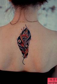 Tattoo show bar recommended a woman's shoulder feather tattoo pattern