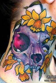 kaklo spalvos kaukolės tatuiruotės darbas