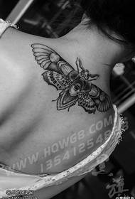 Patrón de tatuaje de polilla de cuello