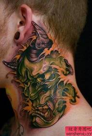 малюнак татуіроўкі рэкамендаваў колер шыі, як татуіроўка