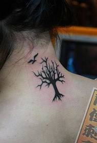 一幅女生颈部图腾树纹身图案