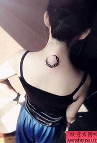 mergaitės kaklas po populiariu populiariu totemo mėnulio tatuiruotės modeliu