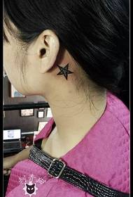 O patrón de tatuaxe de cinco puntas de estrelas detrás da orella