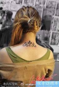 modello del tatuaggio della vite del totem del collo buono