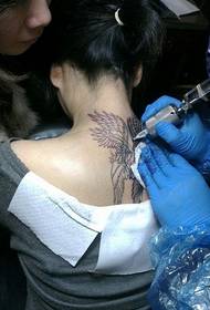 djevojka vrat krilo tetovaža uzorak proces slike