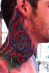 bonaspekta kolora krizantema tatuaje-ŝablono ĉe la kolo