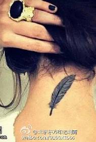 Juodos pilkos plunksnos tatuiruotės modelis