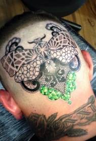 uros pään värinen suuri perhonen ja timantti tatuointikuvio
