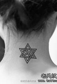 La figura del tatuatge recomana que el coll de la dona treballi amb el tatuatge de sis estrelles