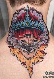 figura e tatuazhit rekomandoi një punë për tatuazhe në qafë me ngjyra