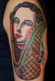 nuostabus pečių dažytas krokodilas su žmogaus tatuiruote