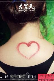 un model de tatuaj de dragoste la gâtul unei fete