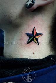 la figura del tatuatge recomana que un tatuatge d'estrelles de cinc puntes de color de coll funcionés