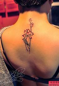 Tattoo show bar anbefalede et lotus-tatoveringsmønster i nakken